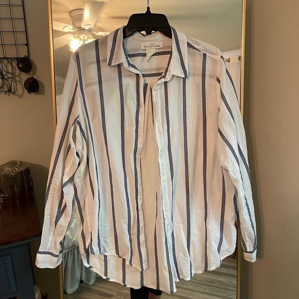 L O G G button up blouse.